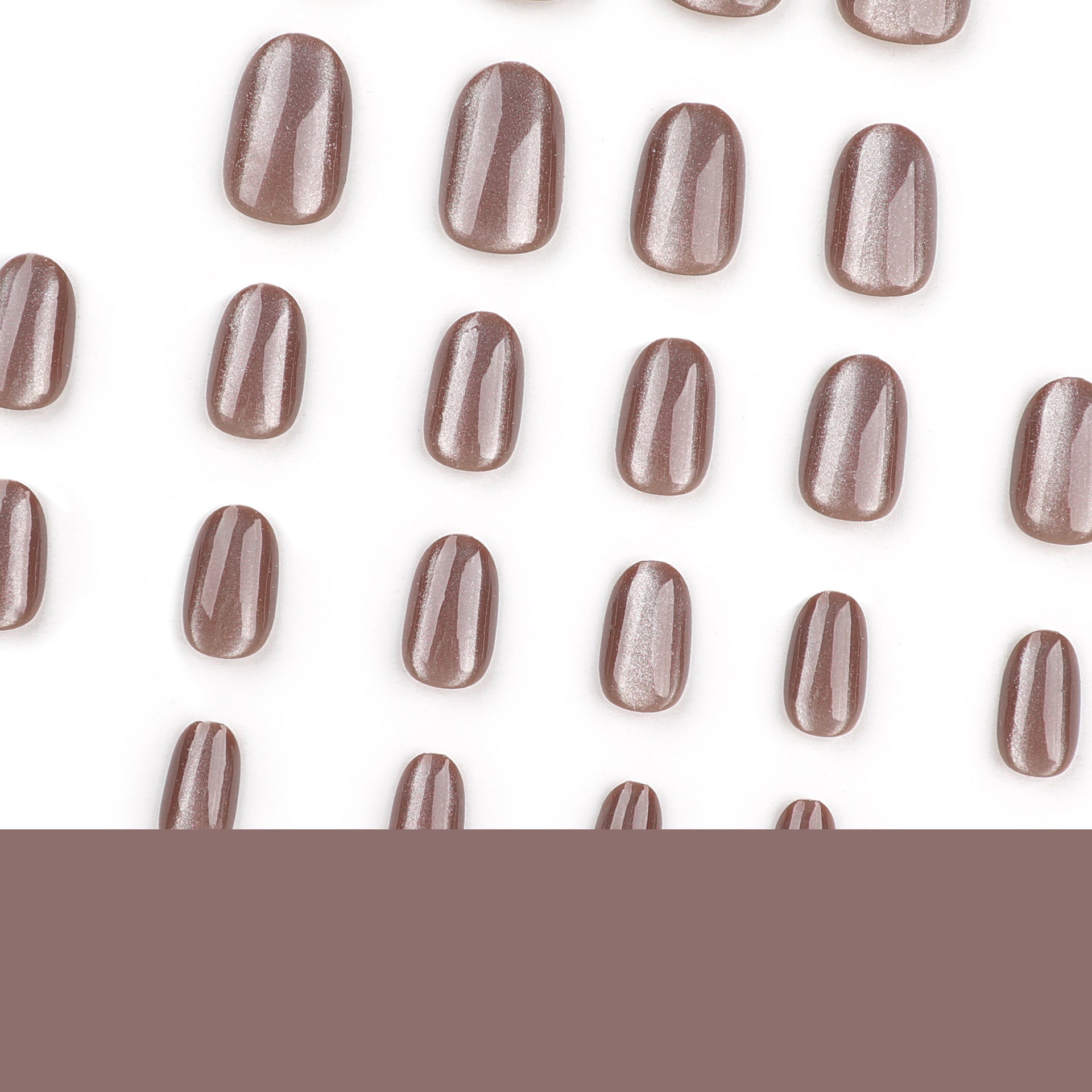 Short Round Deep Brown Conseils d'ongle de couleur solide qui éclairent la peau et la caractéristique d'un oeil de chat
