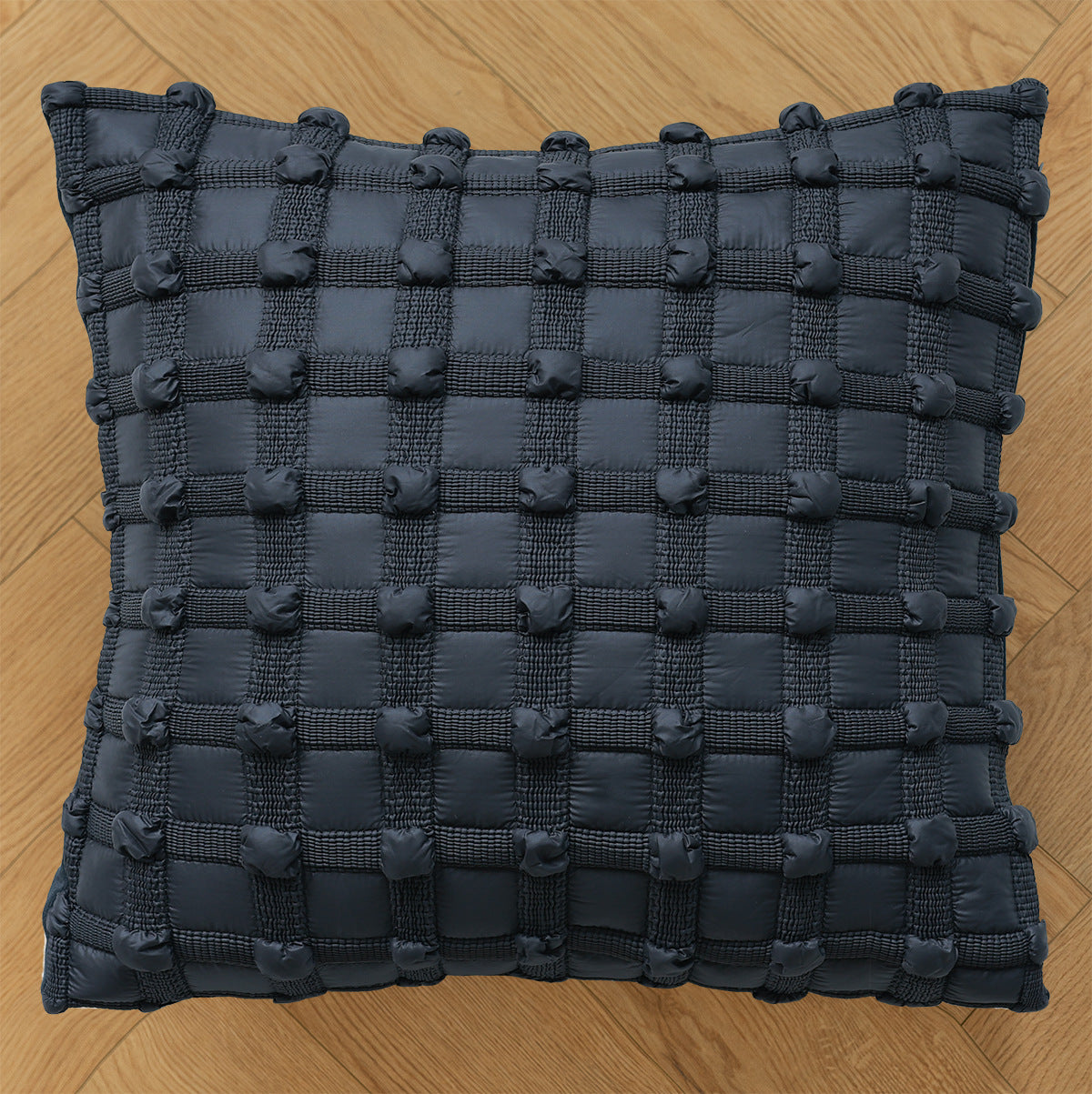 Canapé de style wabi noir et blanc avec une housse de coussin d'inspiration française légère