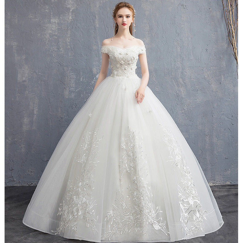 La mariée à une épaule était mince