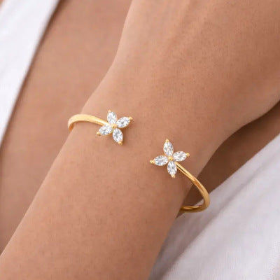 Les femmes Dual Four Leaf Clover Open Cuff Bangle