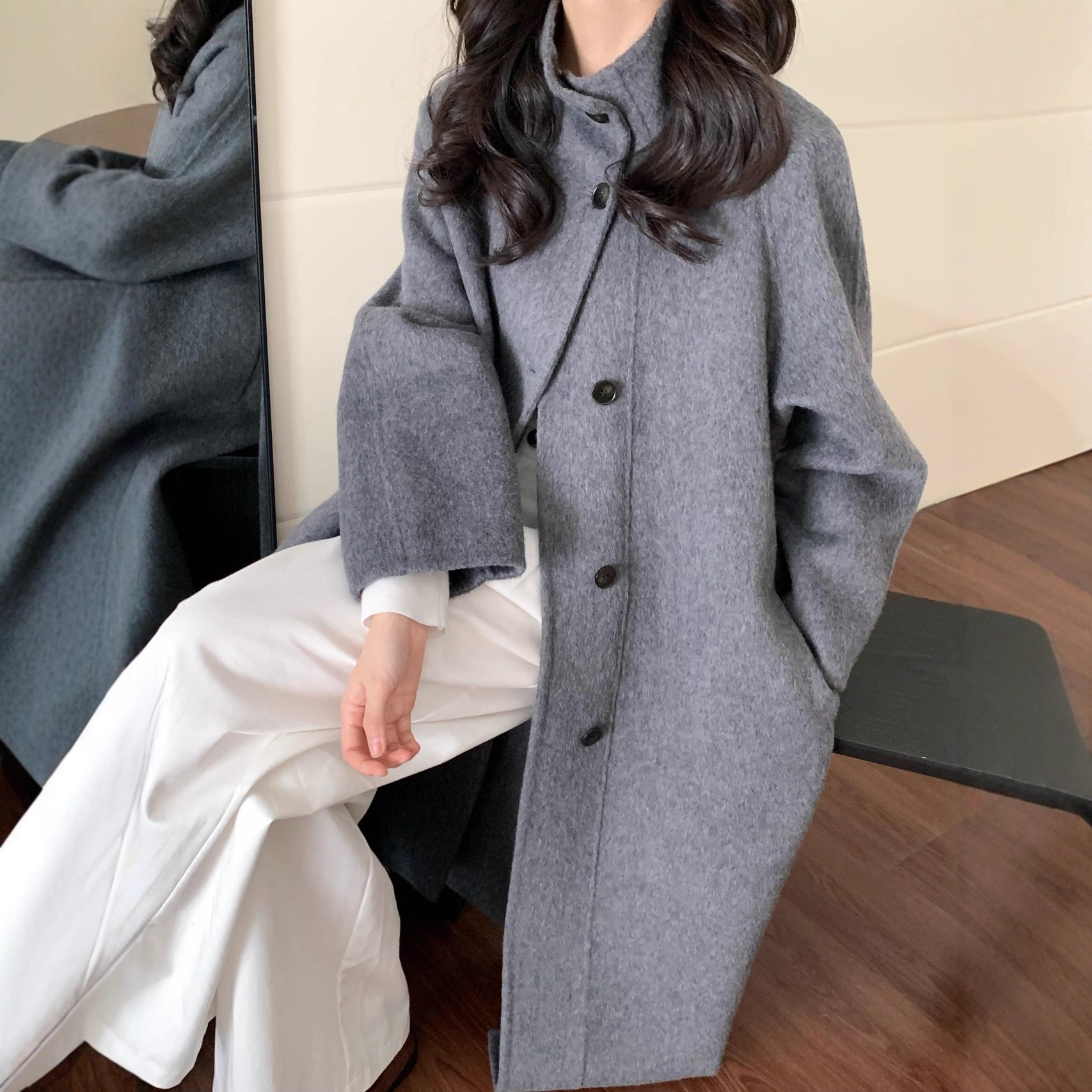 Manteau de laine longue pour femmes avec un design à un seul sein