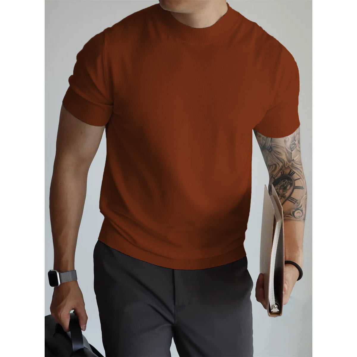 Costume de couleur unie avec un t-shirt en soie glacée d'été