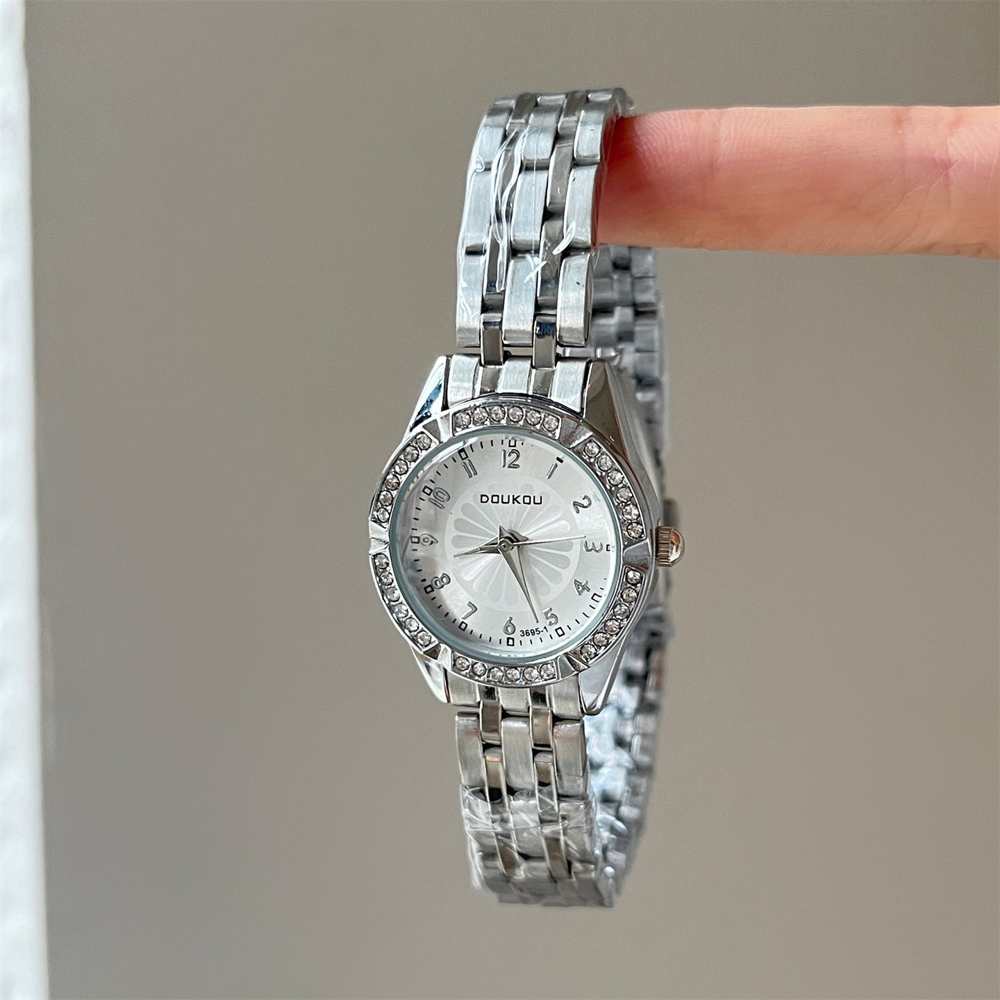 Cadran rond en forme de daisy avec embellissements diamant pour un Premium