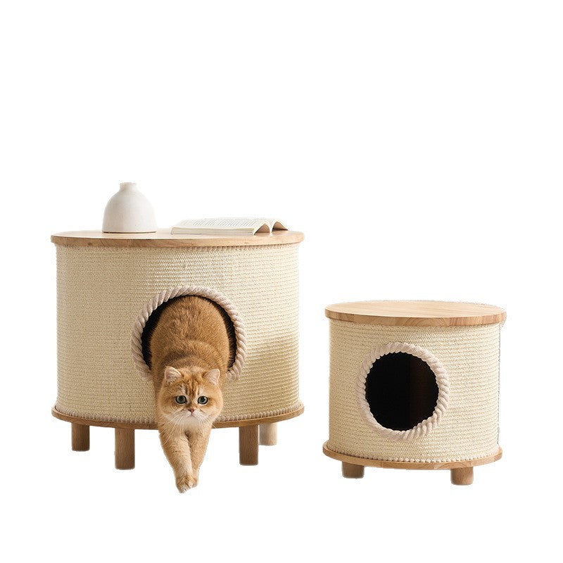 Une table de café de style arbre de chat partagée par les humains et les animaux