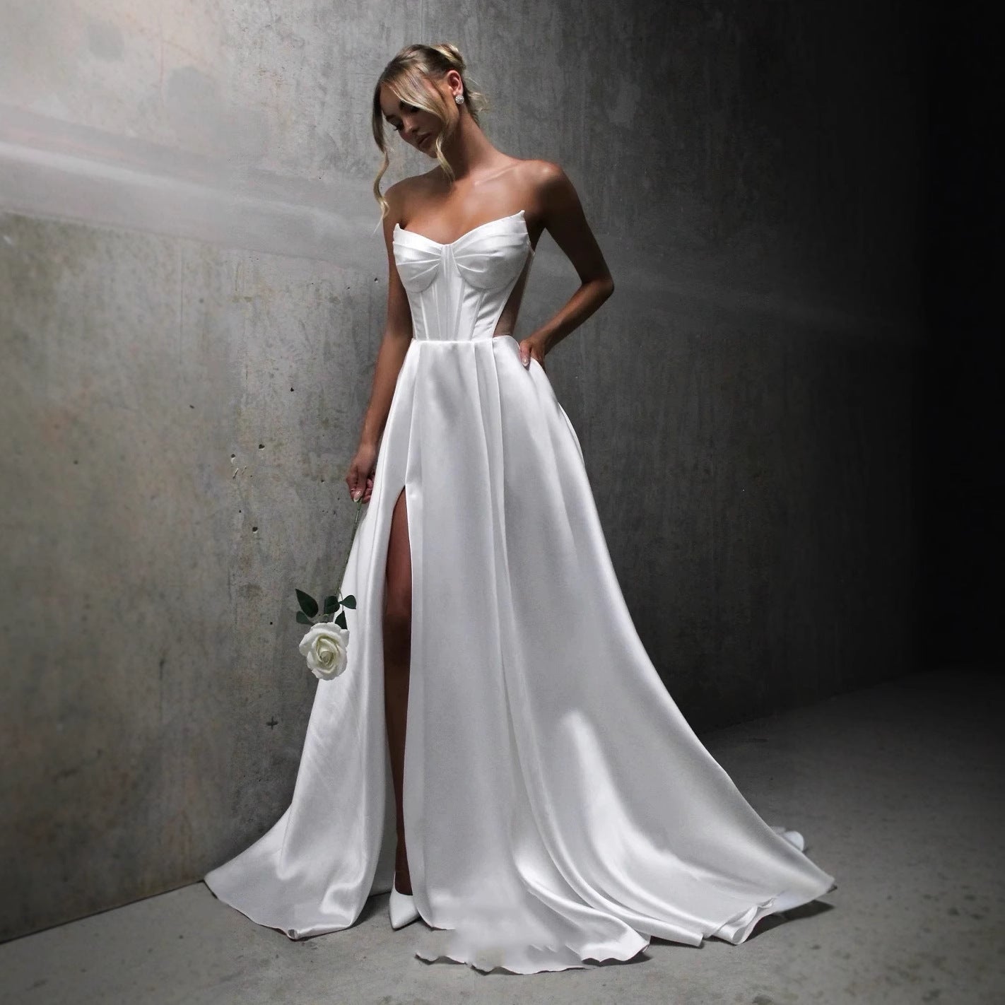 Robe de mariée à pansement blanc satiné