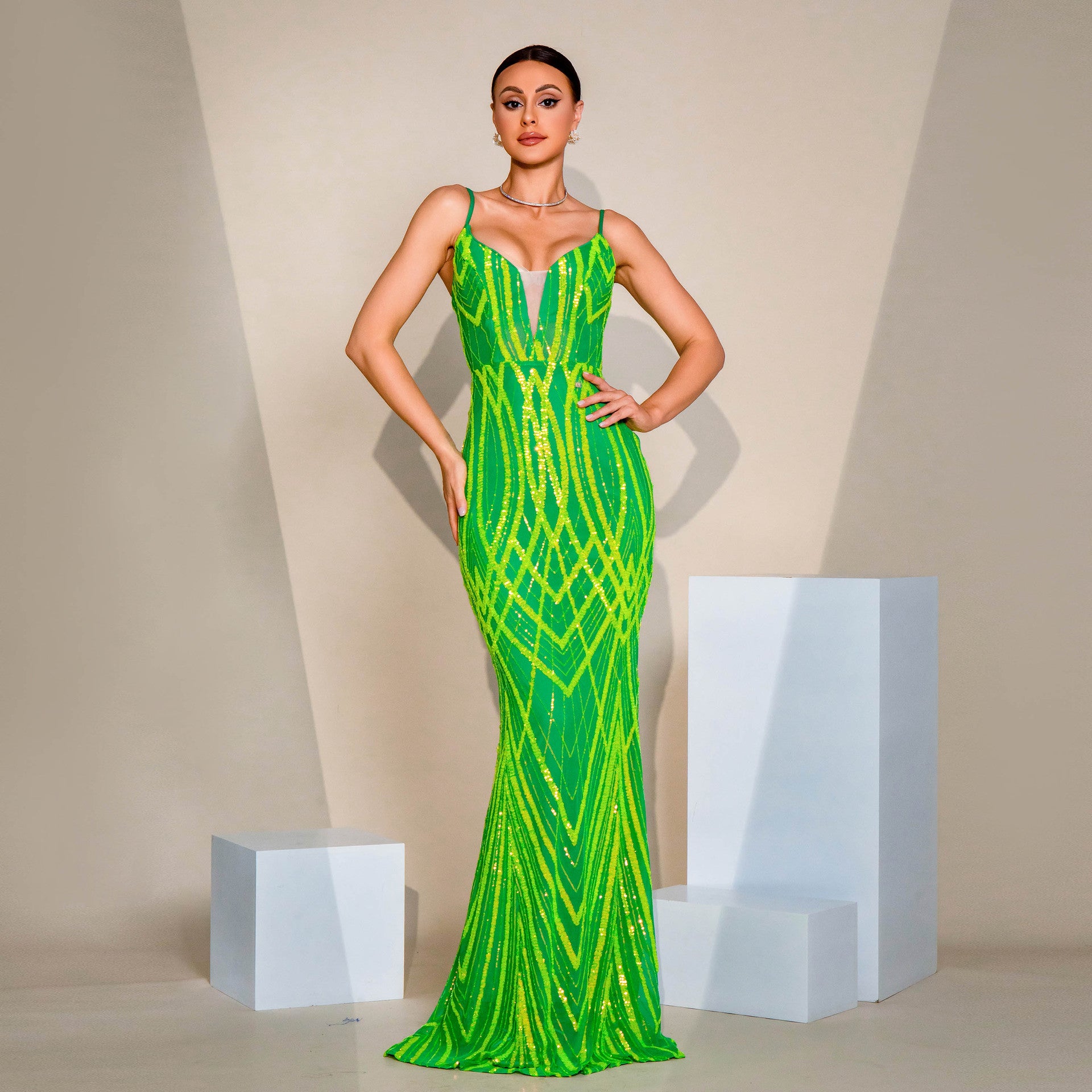 Robe de soirée en queue de poisson pailletée col en V