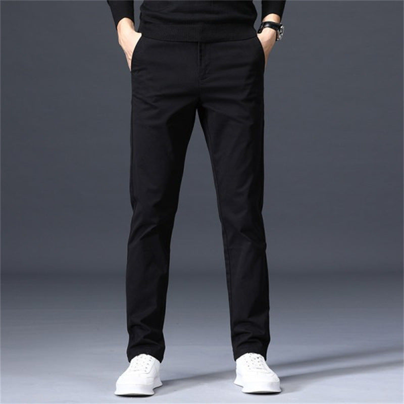 Couper les pantalons occasionnels d'hommes allongés