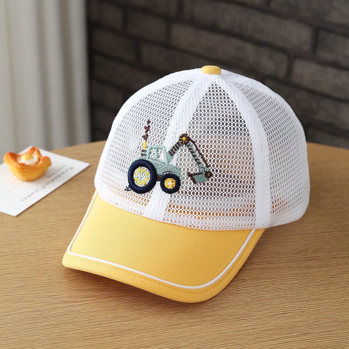Le bouchon de baseball brodé en mesh avec trous de ventilation est approprié pour les deux B