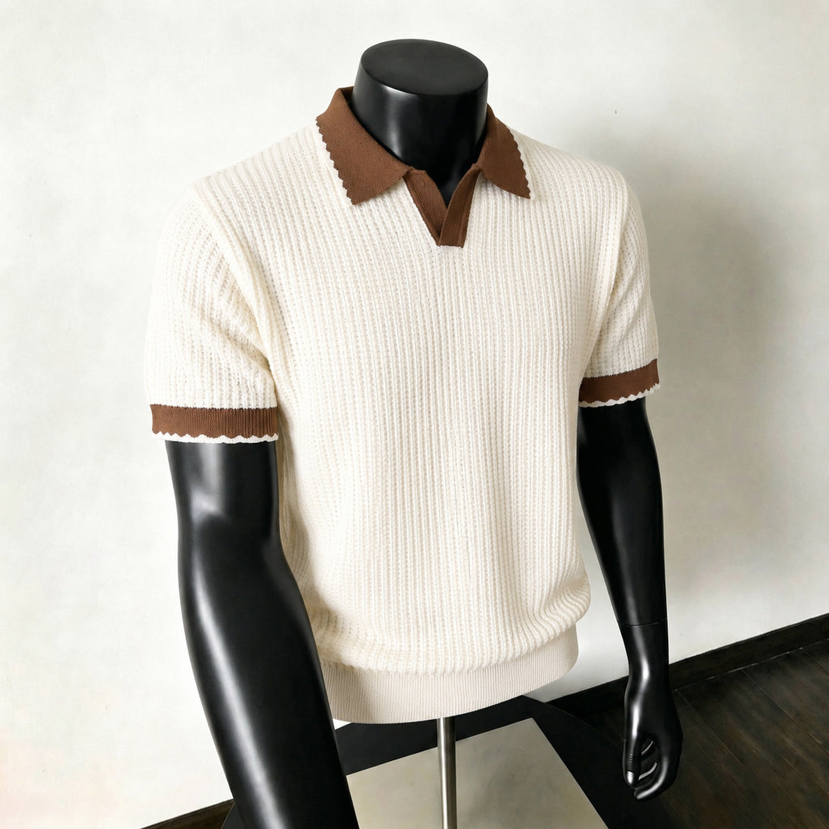 Élégant costume homme d'abricot avec un lapel et manches courtes