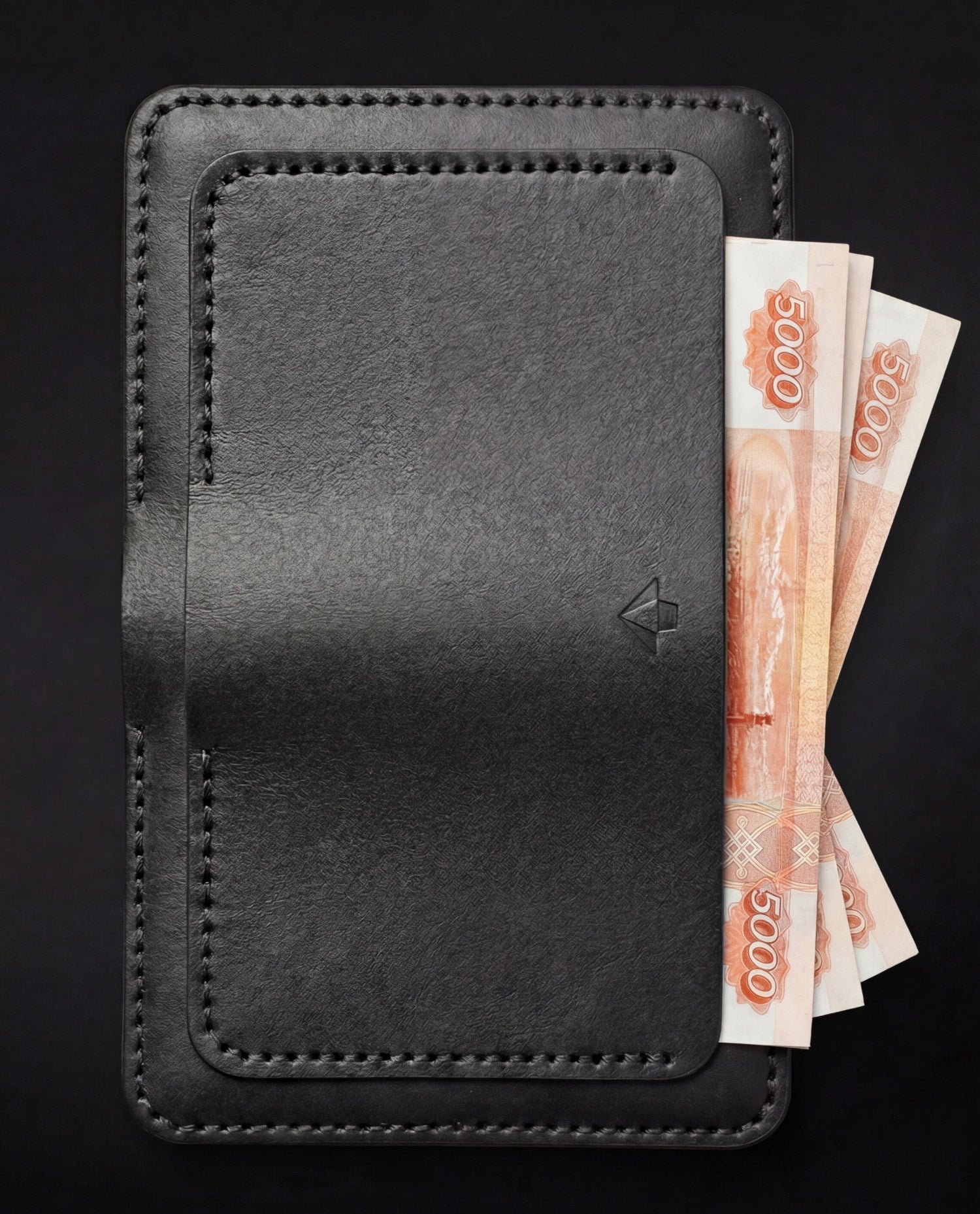 Porte-monnaie pour homme fait main avec des fentes de carte et un détenteur de passeport fait de cowhide à grains supérieurs.