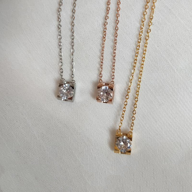 Pendentif en diamant simple à quatre griffes Collier en acier au titane