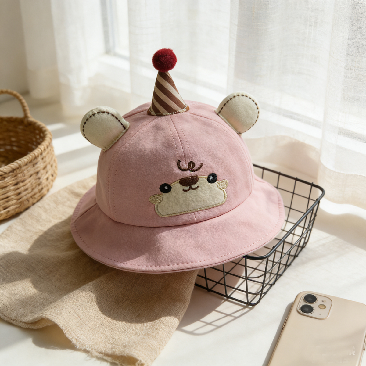 Cake monocolore pour enfants en forme de petit ours mignon aux fleurs brodées.