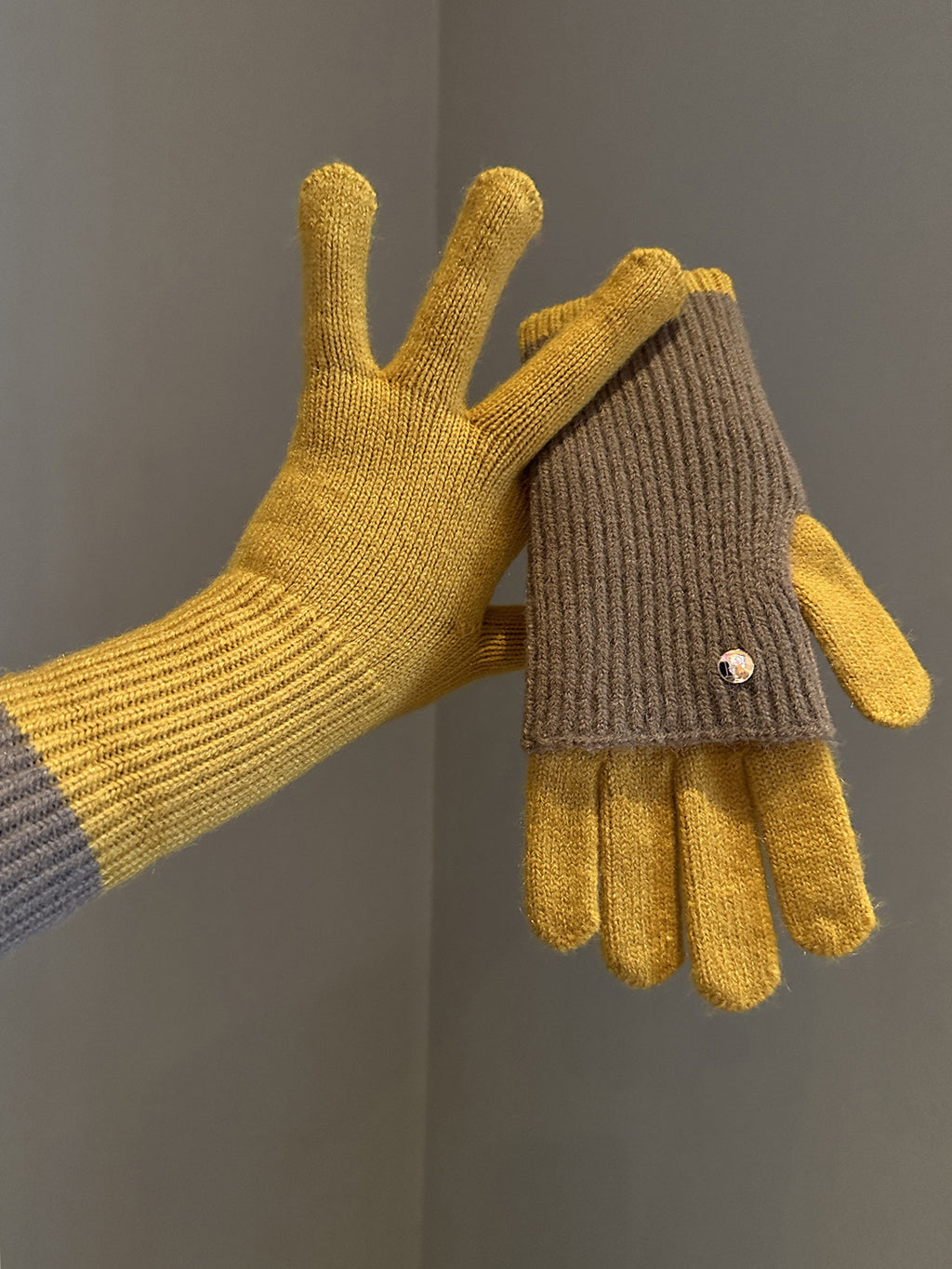 Gants en laine tricotée à double usage dans le style Maillard