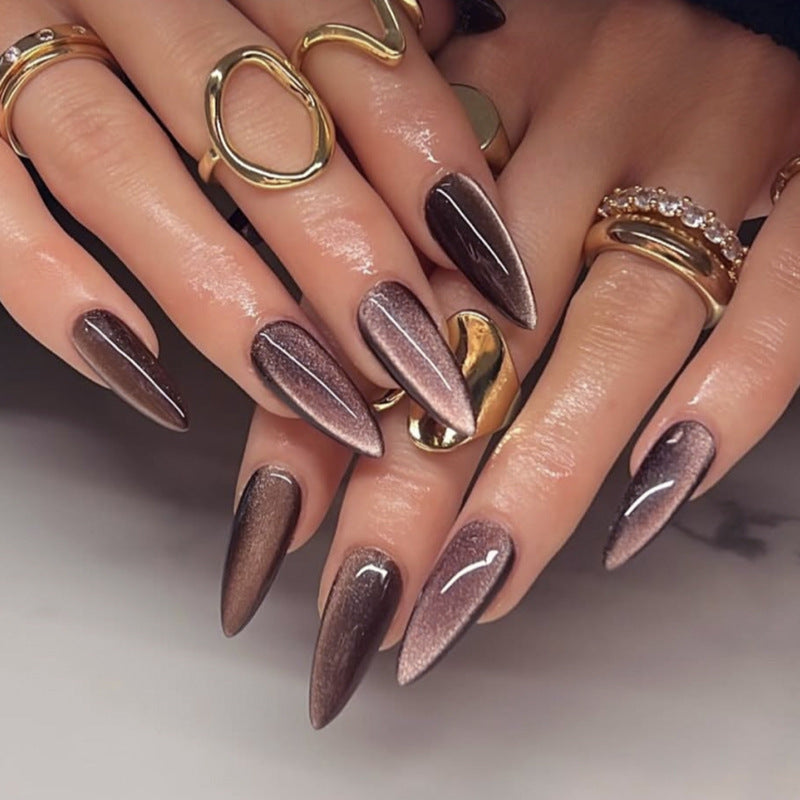 Les ongles artificiels en forme d'amande pour les femmes