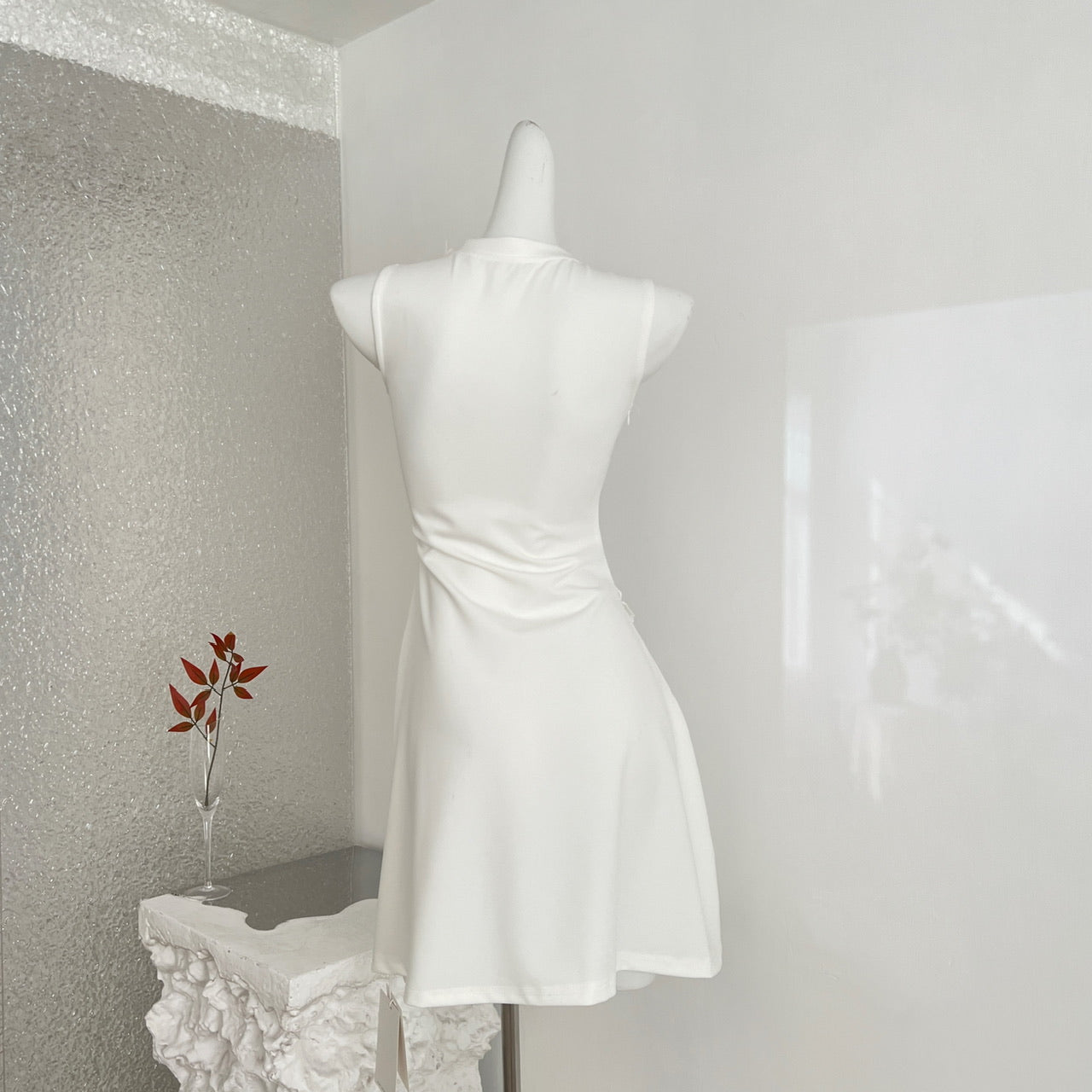 Dentelle blanche Openwork Design Robe sans manches