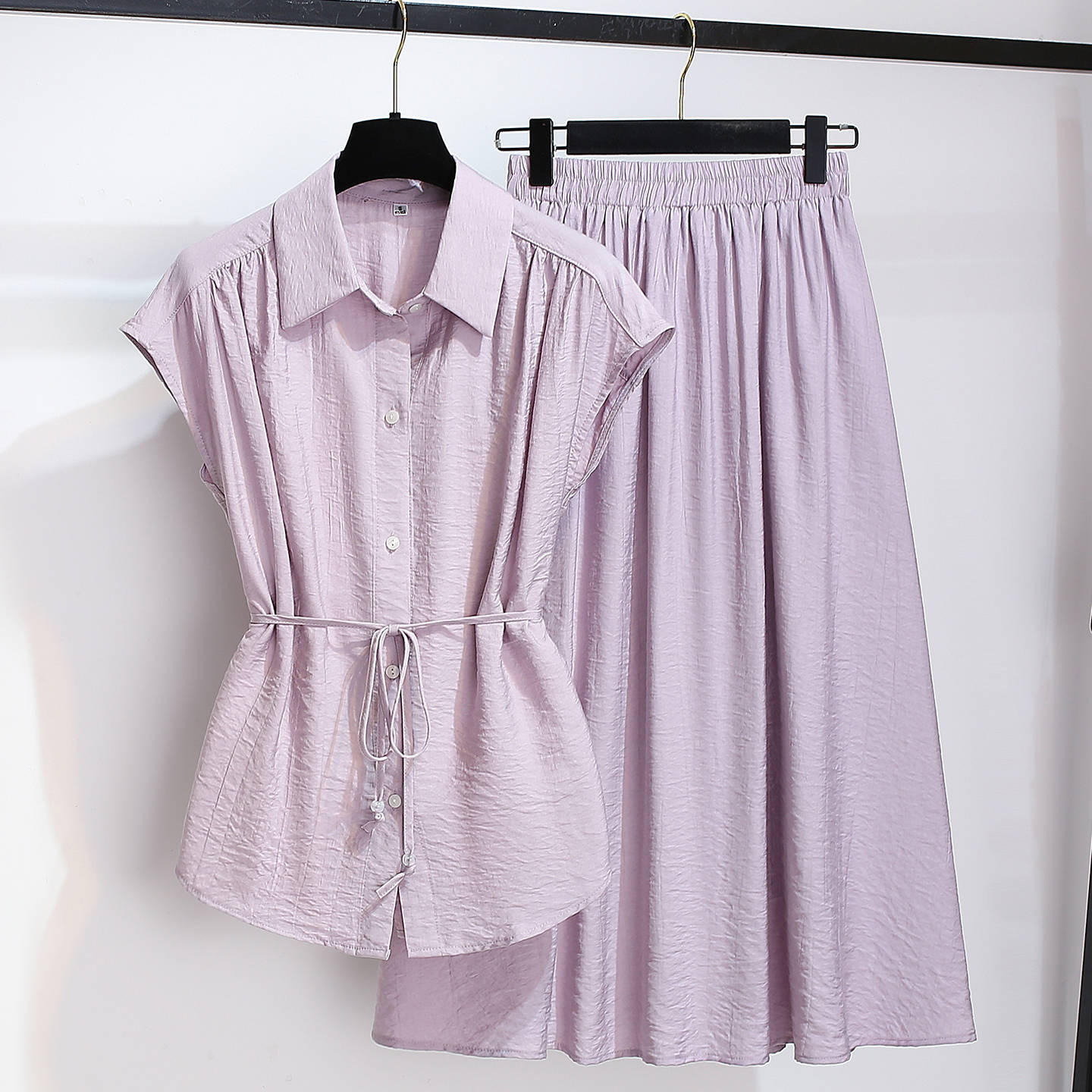 Blouse sans manches Tencel associée à une jupe