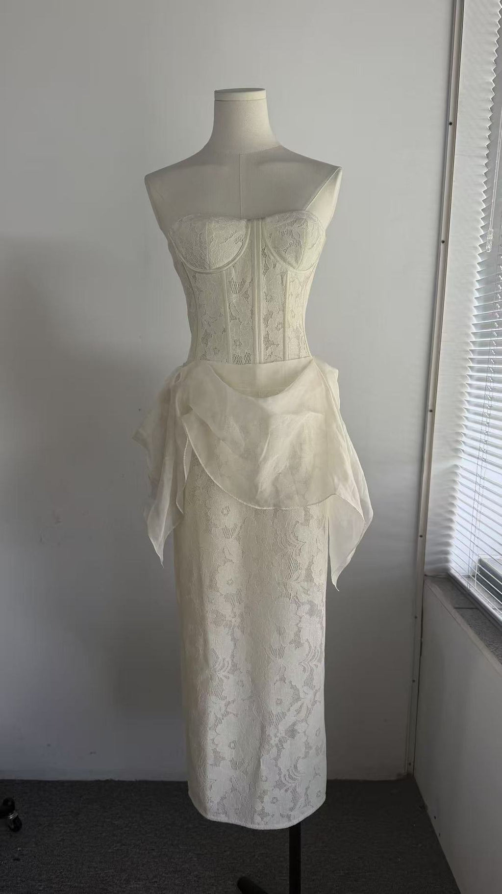 Robe Corset Dentelle Midi sans fermeture avec recouvrement amovible
