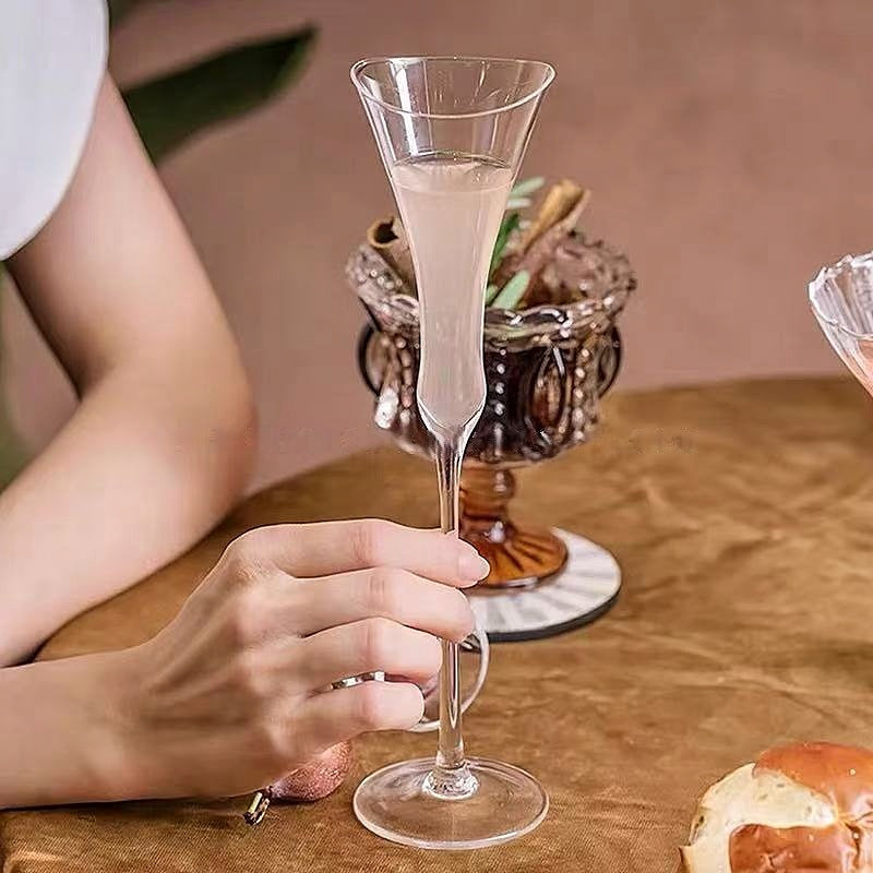 Flûtes de champagne en cristal avec une petite capacité conçue pour des parties élégantes et parfaites