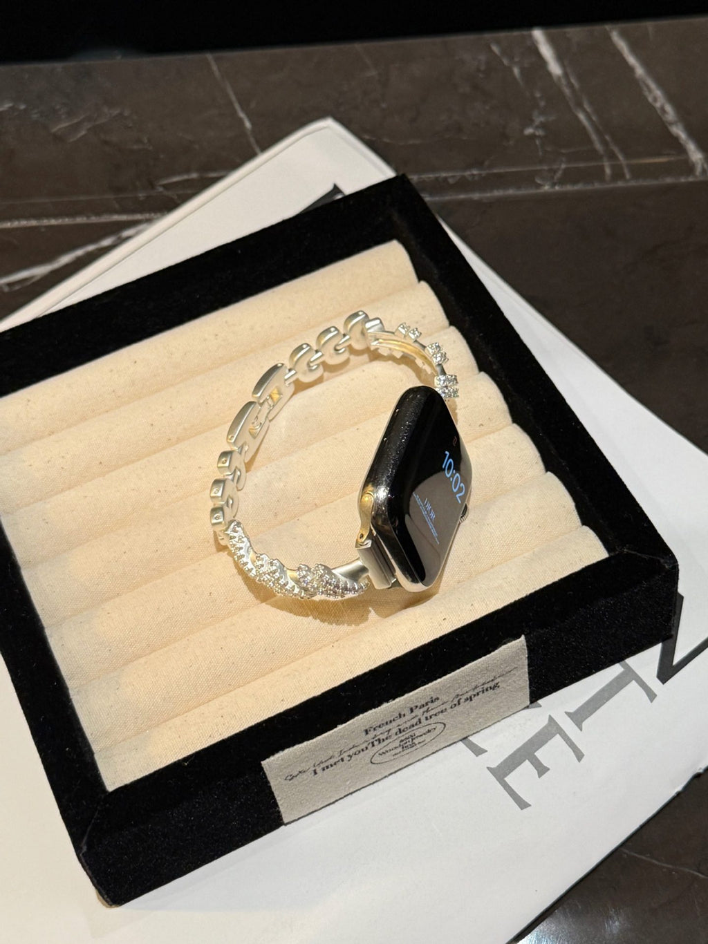 Bracelet rotatif en cuivre serti de diamants