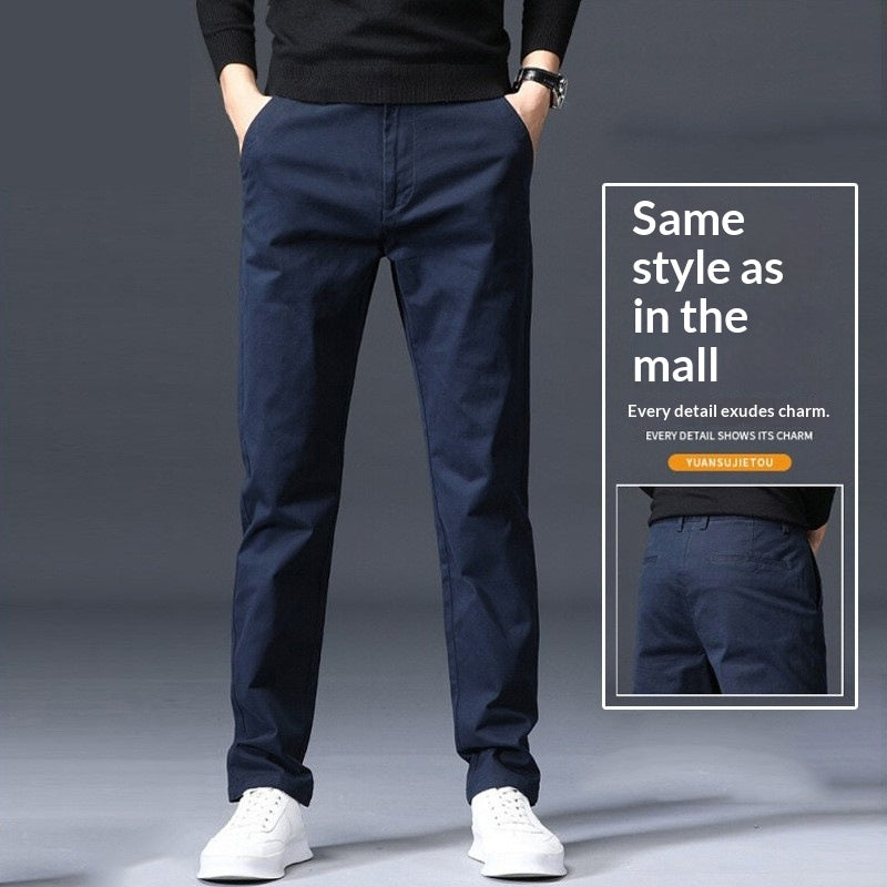 Couper les pantalons occasionnels d'hommes allongés