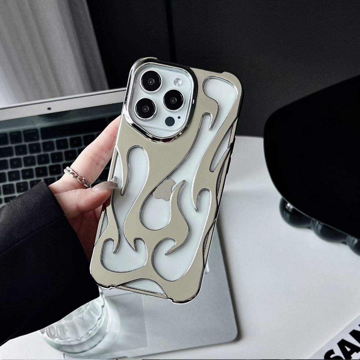 Electroplated hole heat dissipation phone case