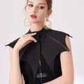 Châle en forme de chauve-souris correspondant au faux collier et à la sangle de détail aux menottes