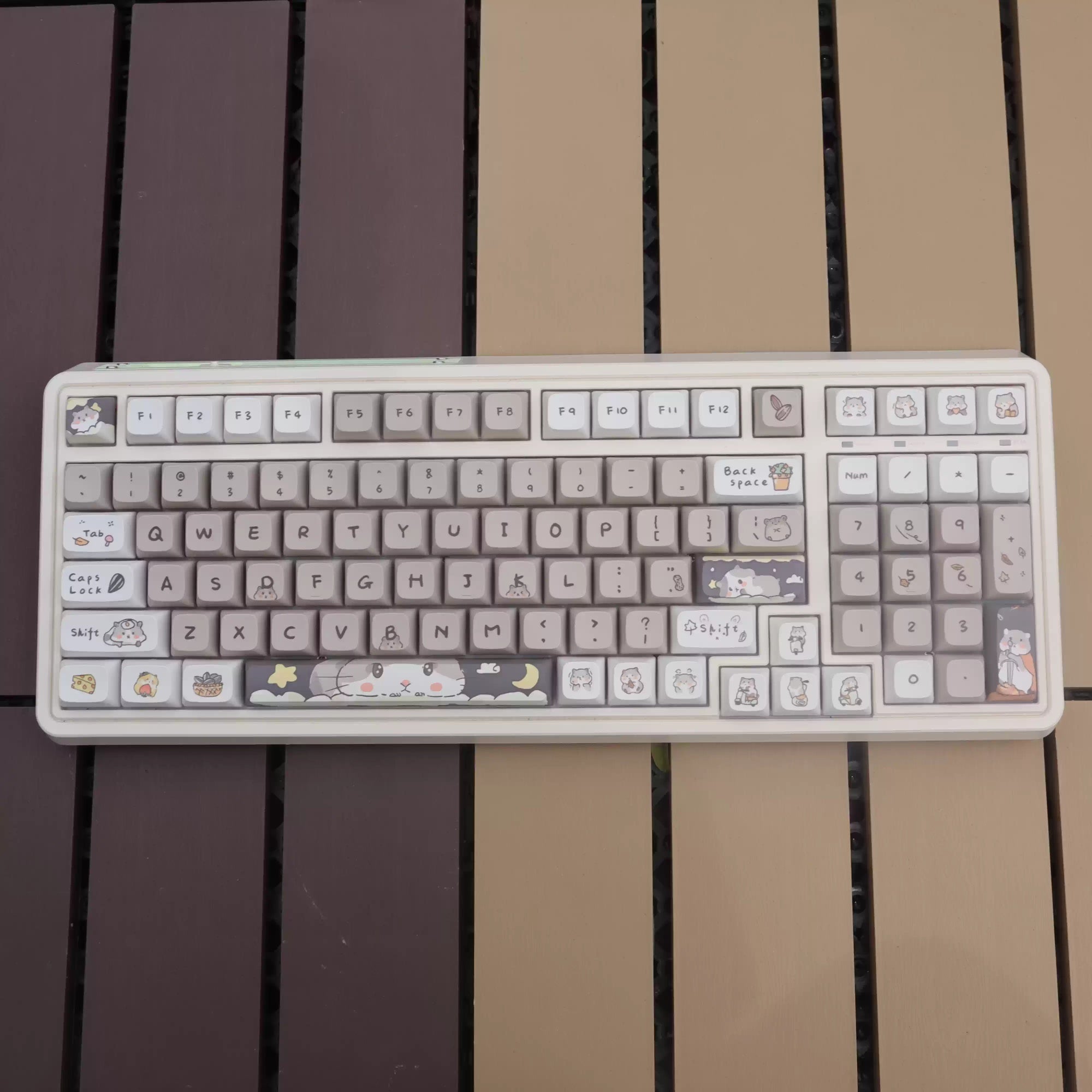 Clavier mécanique gris laiteux sur le thème de la souris