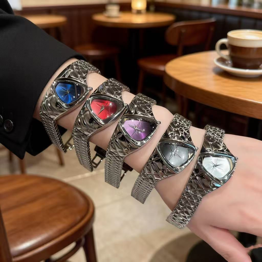 Niche Designer inspire Triangulaire Dragon patterned Irrégulier en forme de Quartz Montre