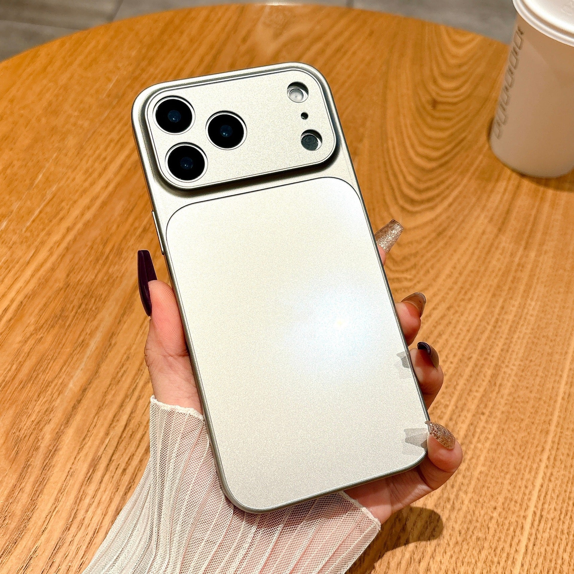 Boîtier grand format pour iPhone avec une finition douce et résistante à la chute