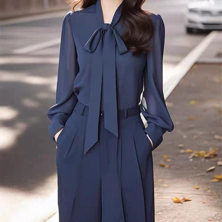 Élégante et chic Set de chemise bleue avec une petite robe