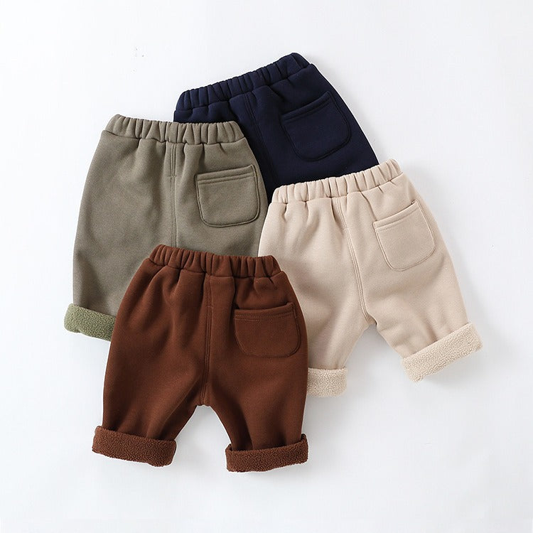 Garçon couleur solide avec des pantalons épais en fourrure