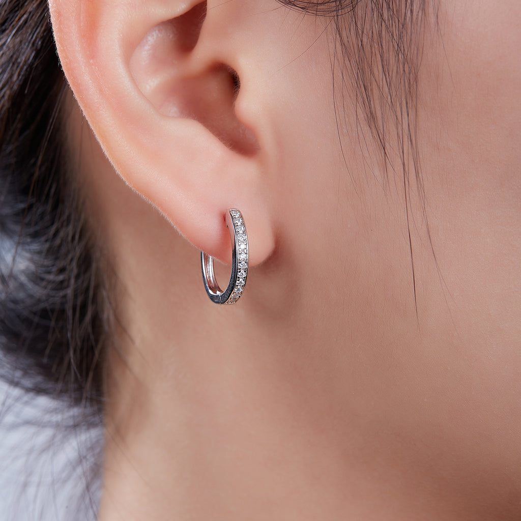 S925 Argent Sterling 24pcs Moissanite Huggie Boucles d'oreilles pour femmes 16mm plaqué platine