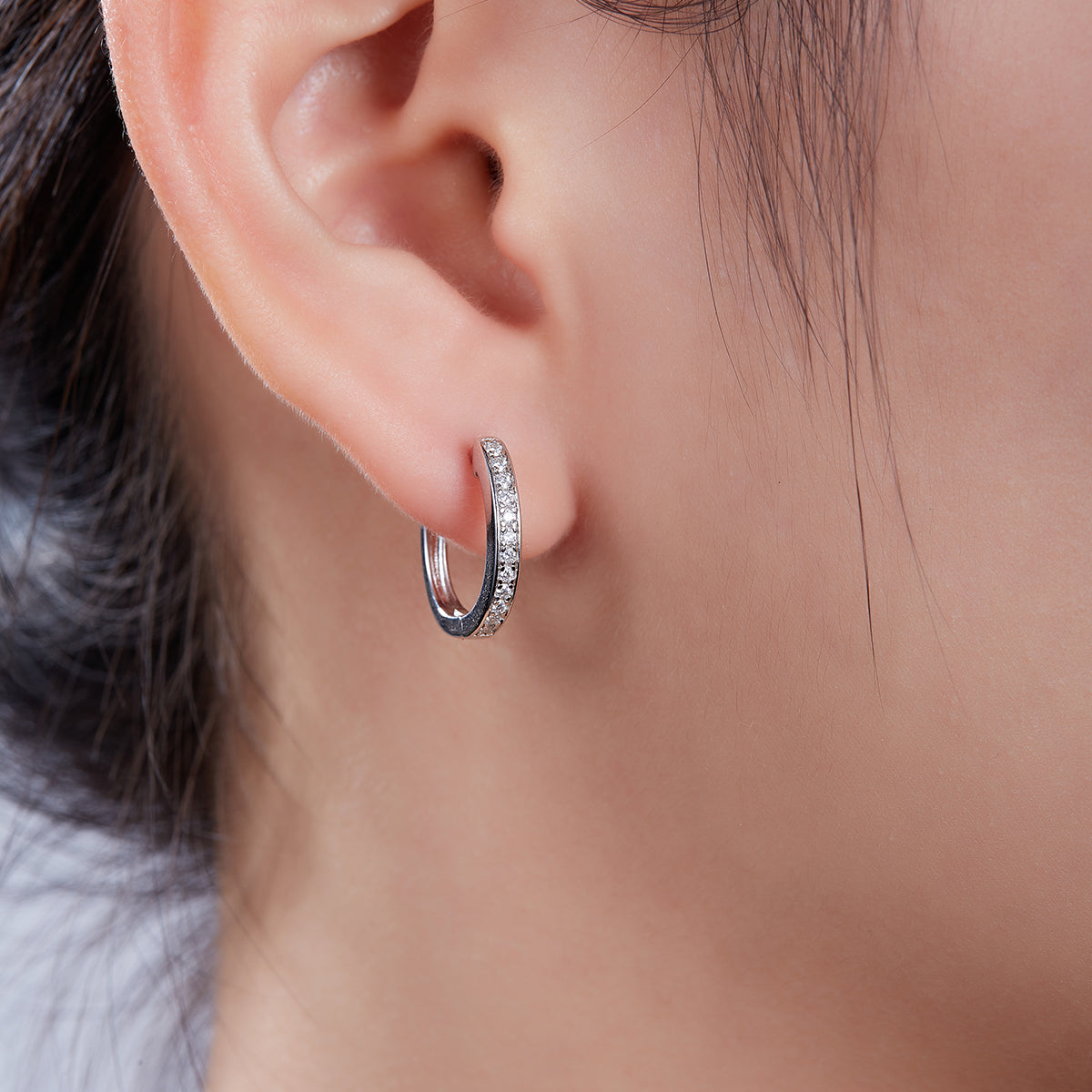 S925 Argent Sterling 24pcs Moissanite Huggie Boucles d'oreilles pour femmes 16mm plaqué platine