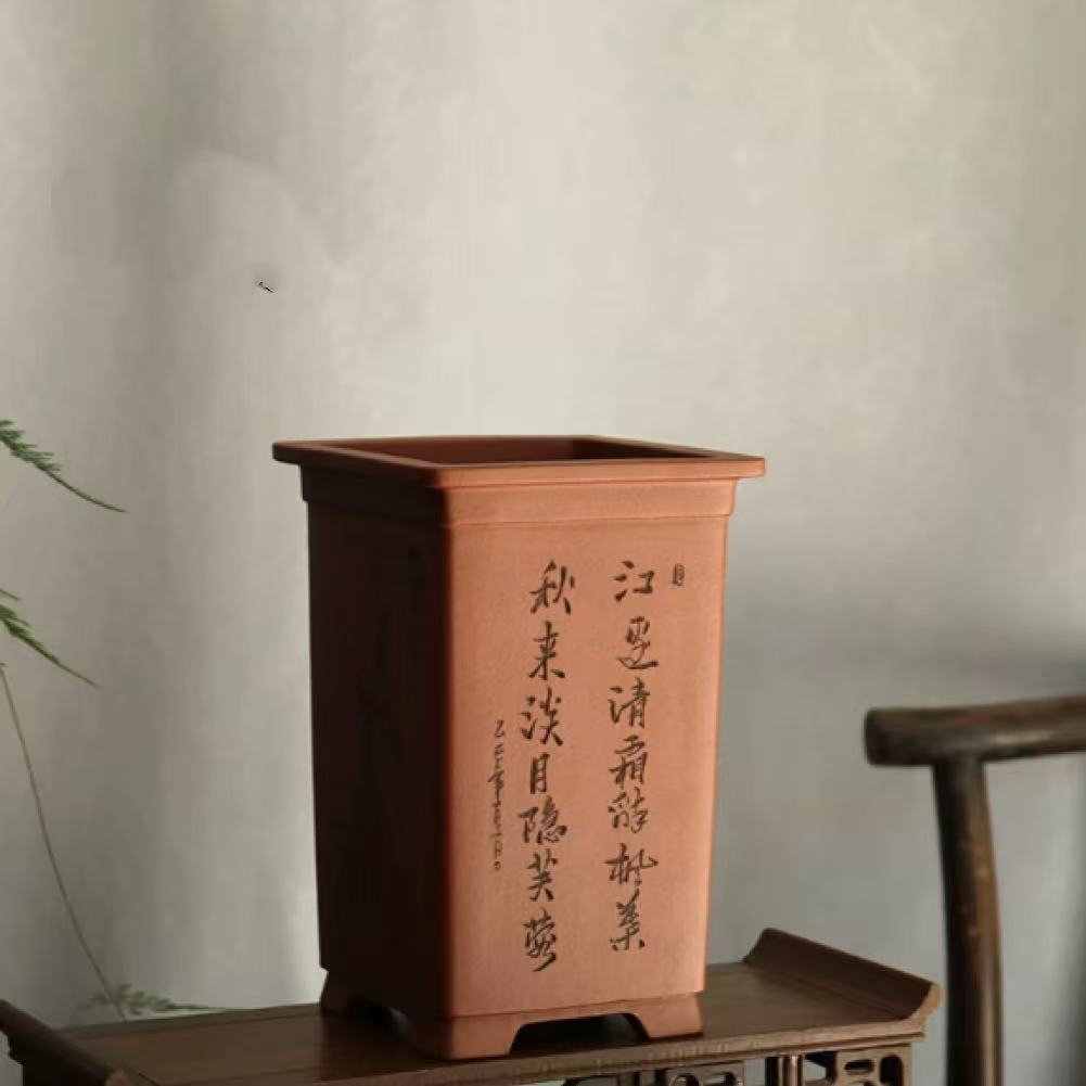 Vase de poterie sculptée à la main dans l'argile de Zisha