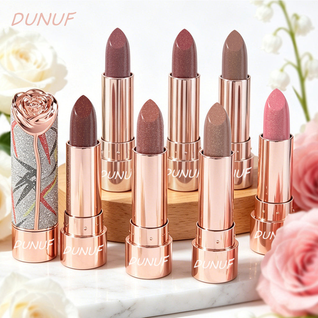 Rouge à lèvres perlescent métal-luster avec shimmer doré Et un effet tridimensionnel