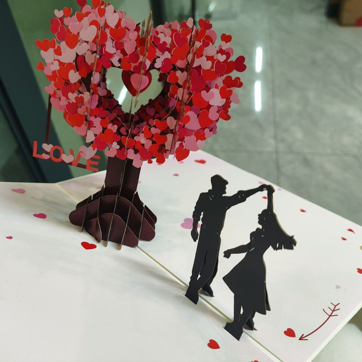 Carte d'invitation de l'arbre en forme de coeur 3D de Saint Valentin