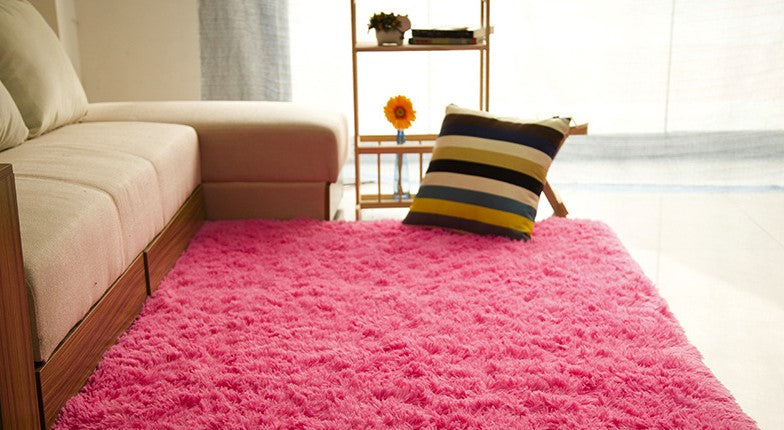 Salle de séjour table basse chambre lit côté lit non-dérapant peluche tapis