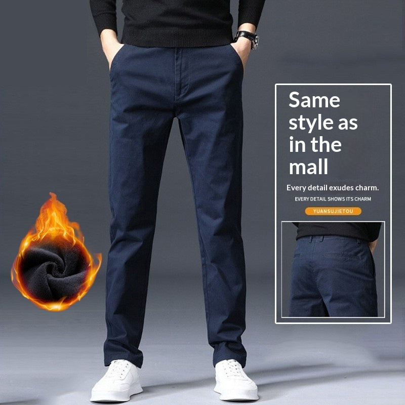 Couper les pantalons occasionnels d'hommes allongés