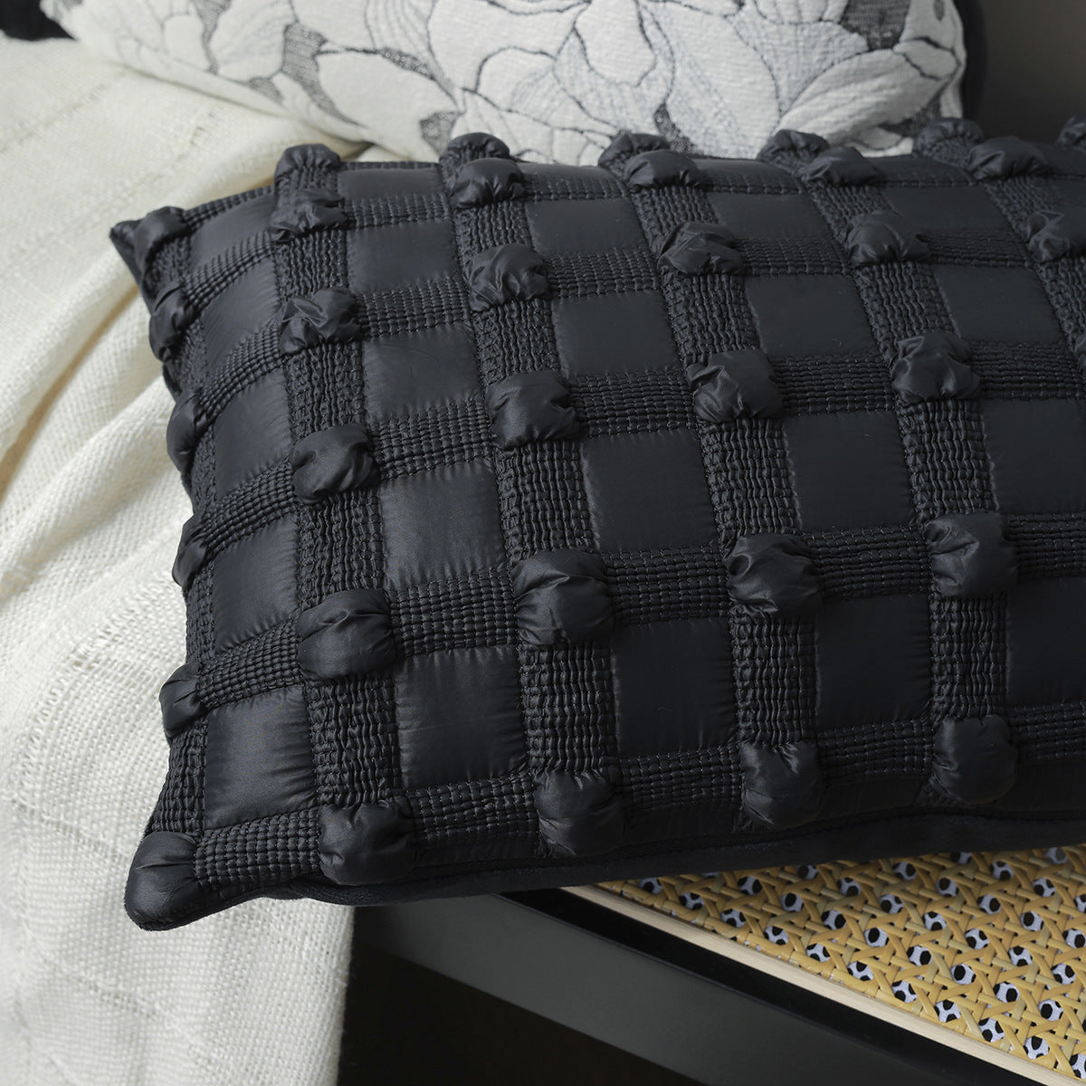 Canapé de style wabi noir et blanc avec une housse de coussin d'inspiration française légère