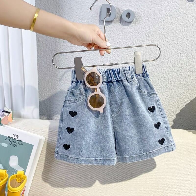 Shortsversatile denim de filles et parfait pour porter dehors