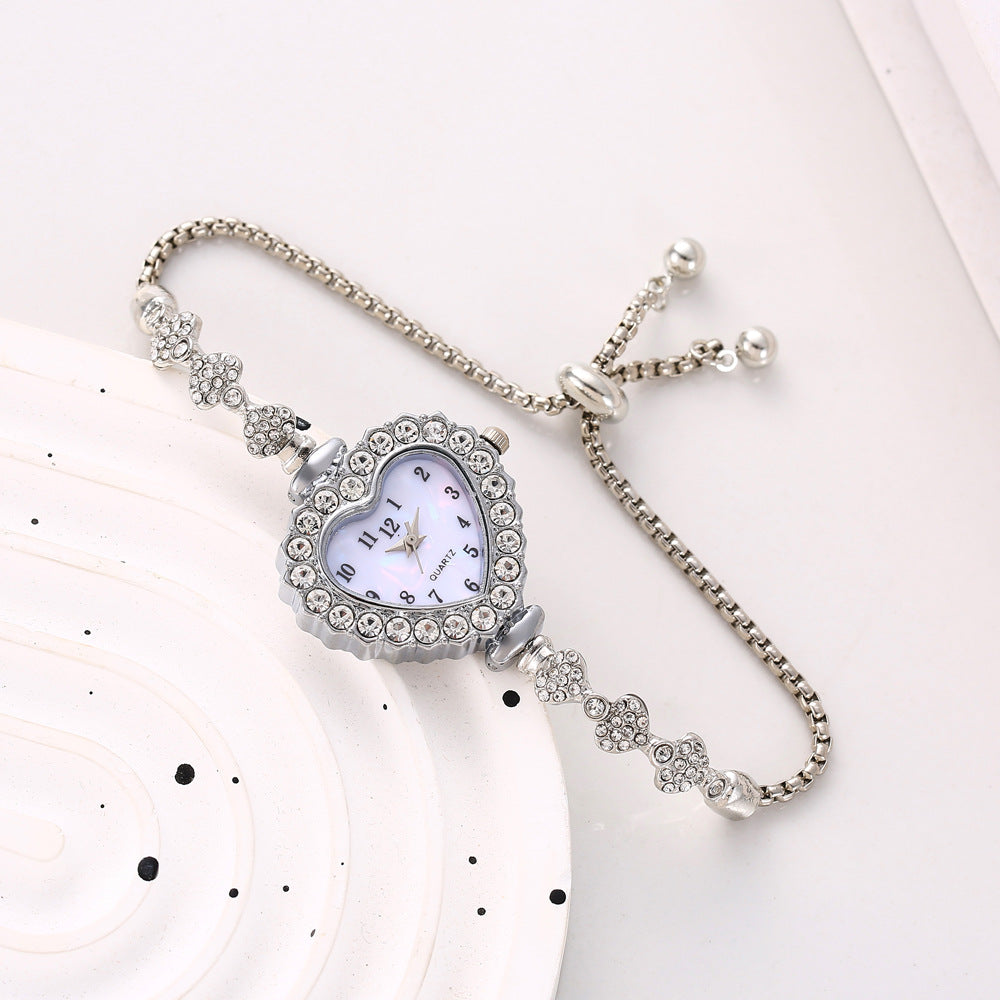 Montres pour femmes avec un design de coeur délicatement adapté au diamant