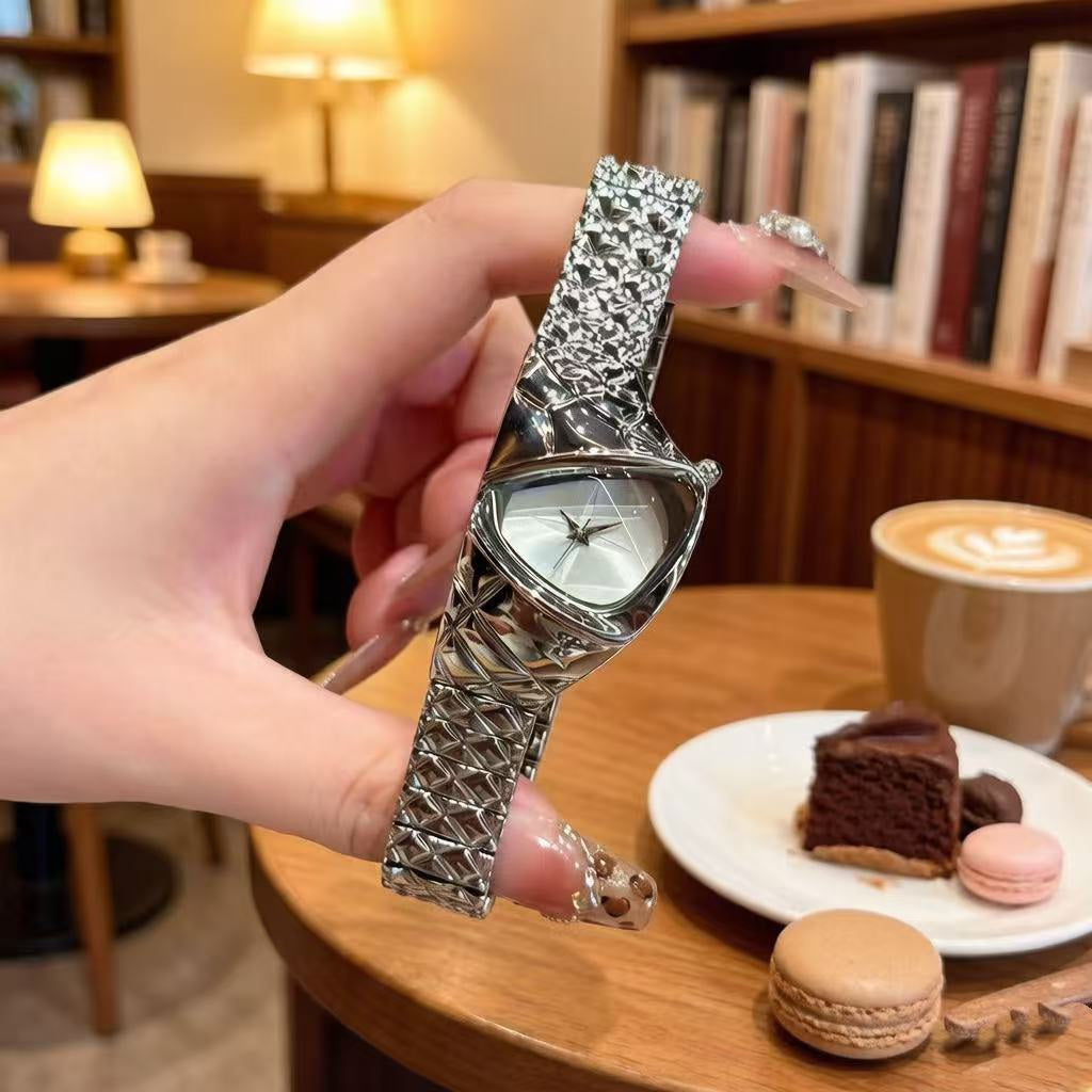 Niche Designer inspire Triangulaire Dragon patterned Irrégulier en forme de Quartz Montre