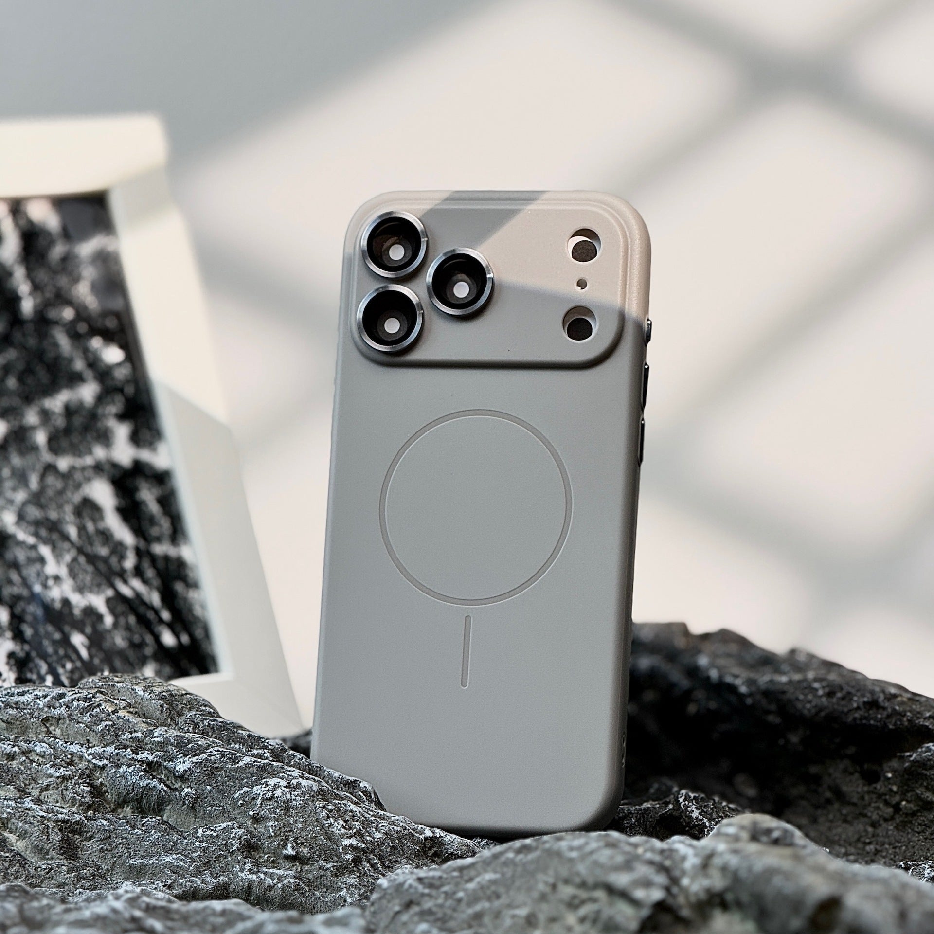 Skin Frosted Feeling Magnetic Suction Telephone Case Protecteur Lens All-inclusive Drop-resista