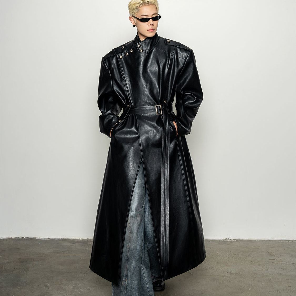 Manteau en cuir pour hommes avec grands lapels Et une taille définie