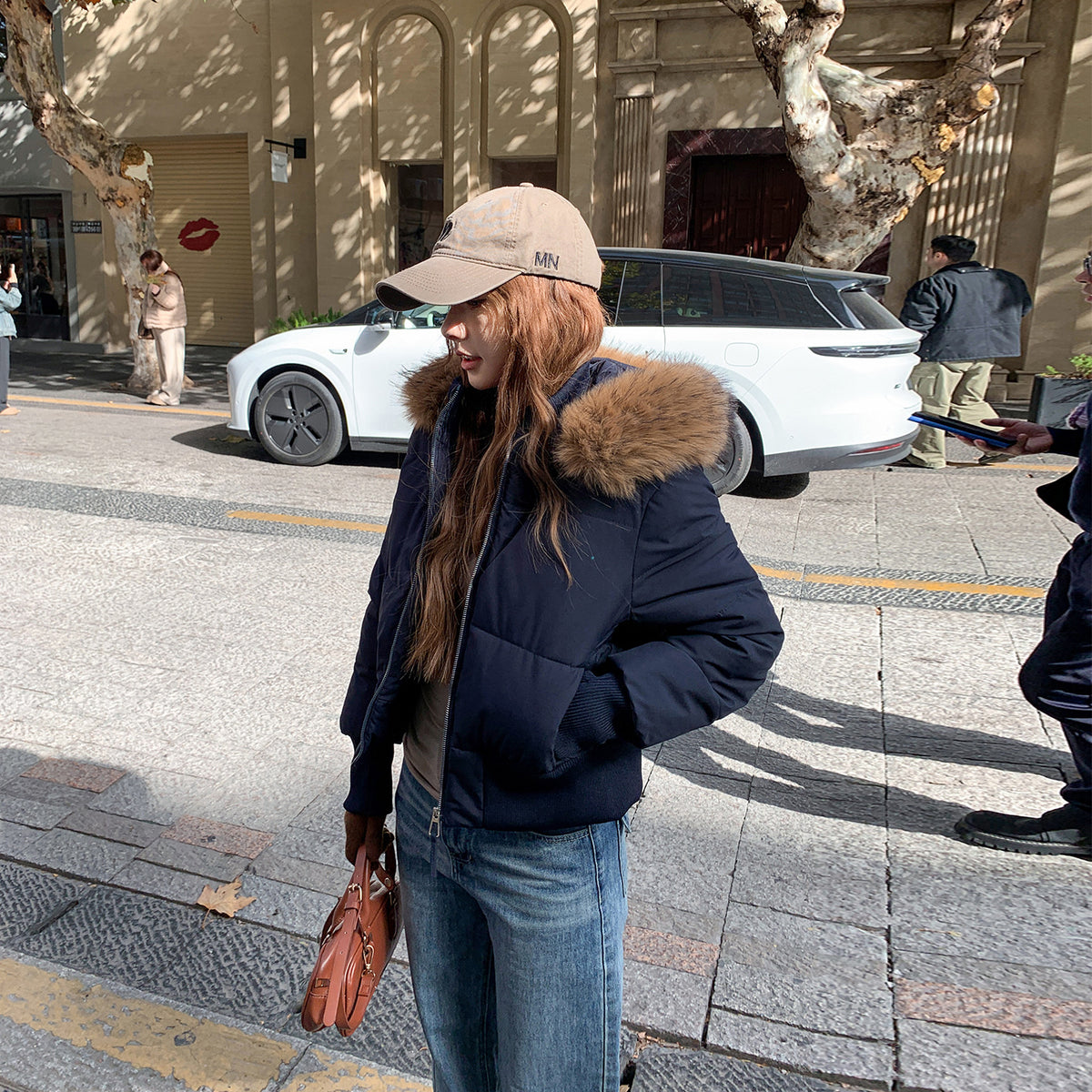 Femmes Stylish Cinching de taille Figure-flatter Cropped Coat avec un grand hood doublé de fourrure