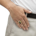 Simple et élégant anneau de hommes carrés