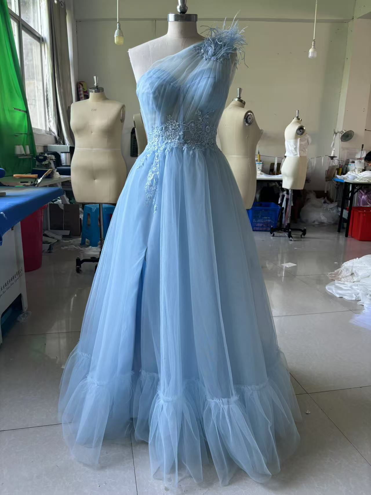 Robe de mariée à une épaule bleue
