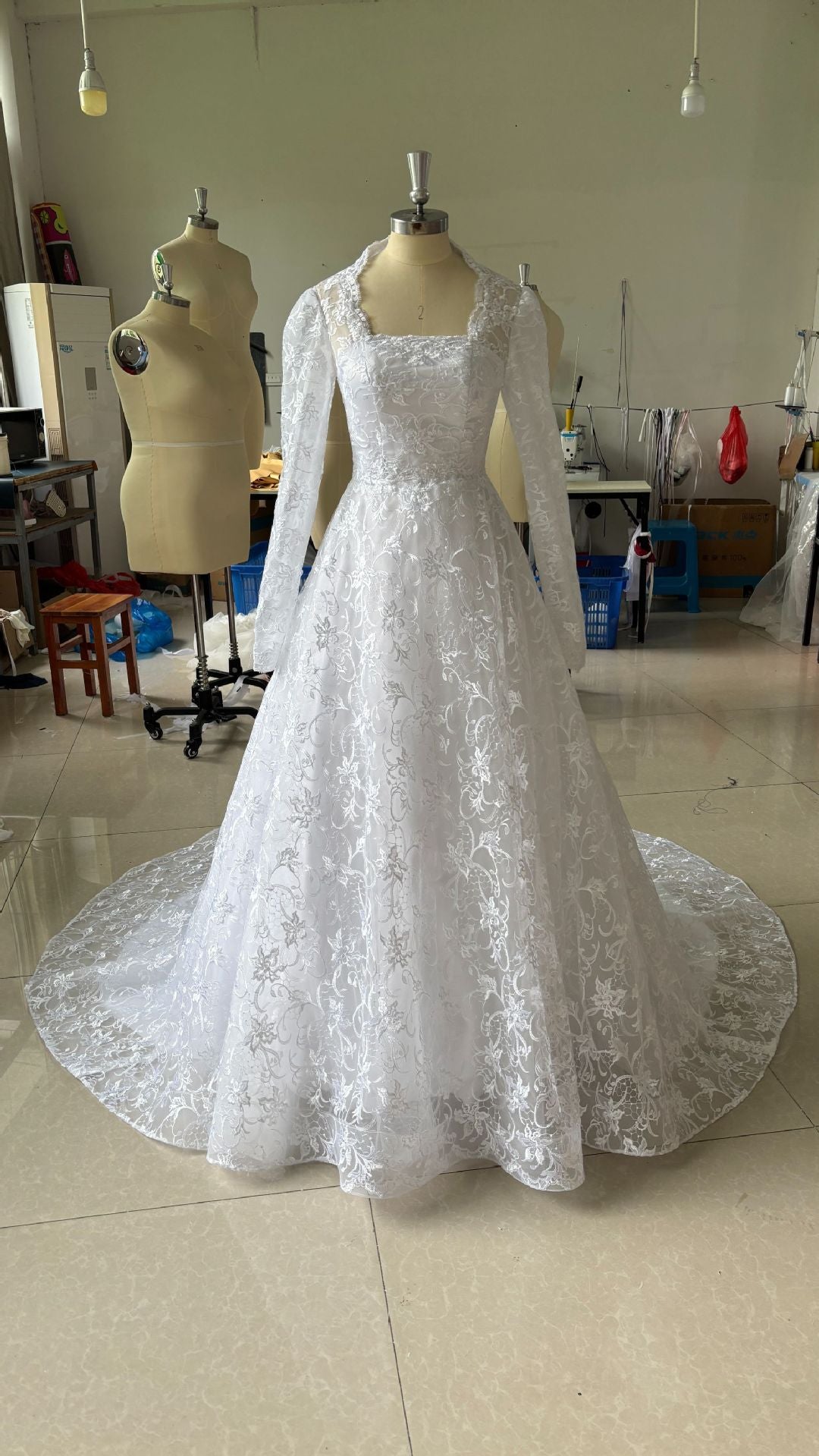 Robe de mariée à manches longues brodées