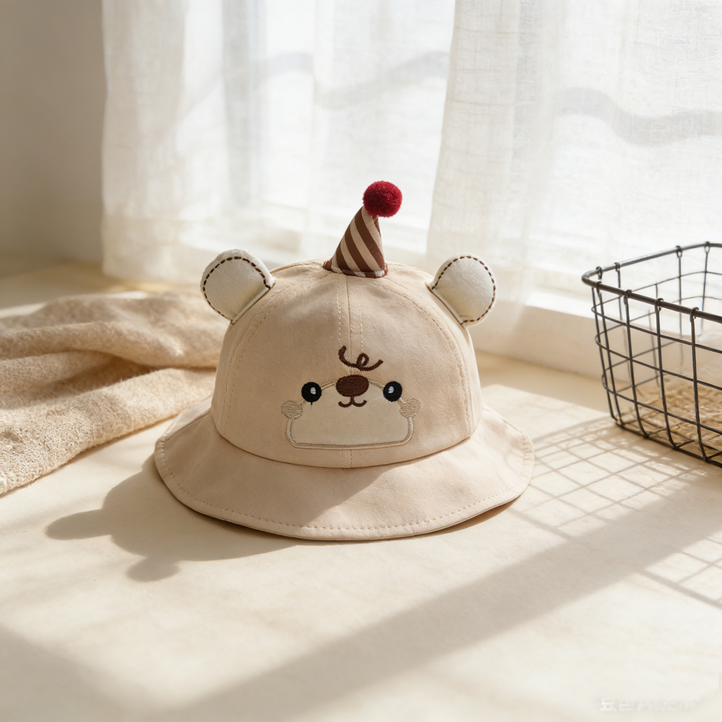 Cake monocolore pour enfants en forme de petit ours mignon aux fleurs brodées.