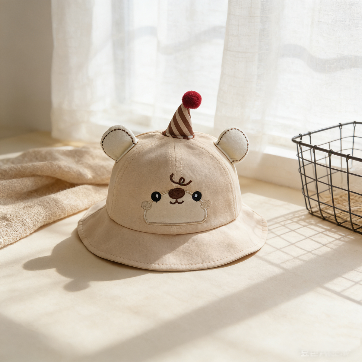 Cake monocolore pour enfants en forme de petit ours mignon aux fleurs brodées.